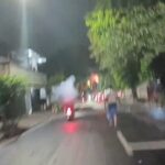 Warga sekitar merekam video aksi tawuran antar kelompok remaja di Jalan Mawar Merah, Kelurahan Malaka Jaya, Kecamatan Duren Sawit, Jakarta Timur, pada Minggu (21/4) dini hari. Foto: Ist
