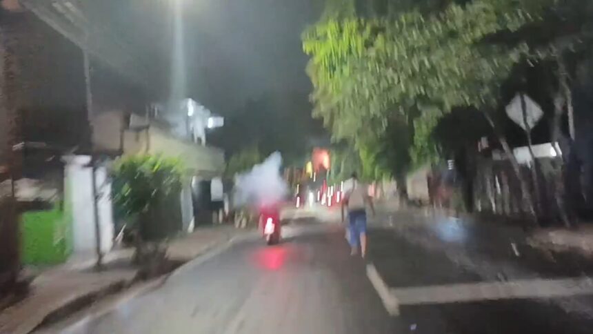 Warga sekitar merekam video aksi tawuran antar kelompok remaja di Jalan Mawar Merah, Kelurahan Malaka Jaya, Kecamatan Duren Sawit, Jakarta Timur, pada Minggu (21/4) dini hari. Foto: Ist