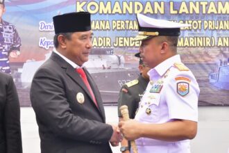 Penjabat Gubernur Provinsi Sulawesi Selatan (Sulsel), Bahtiar Baharuddin, bersama Forkopimda Sulsel menghadiri upacara serah terima jabatan Komandan Lantamal VI dari Laksamana Pertama TNI Ivan Gatot Prijanto kepada Brigadir Jenderal TNI Marinir Andi Rahmat, di Dermaga Layang Mako Lantamal VI Makassar, Rabu, 24 April 2024.