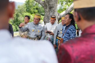 Penjabat Gubernur Sulawesi Selatan, Bahtiar Baharuddin dan Kapolda Sulsel, Irjen Pol Andi Rian Djajadi, berziarah ke makam raja-raja di Jera Lompoe, Soppeng, Selasa, 23 April 2024.