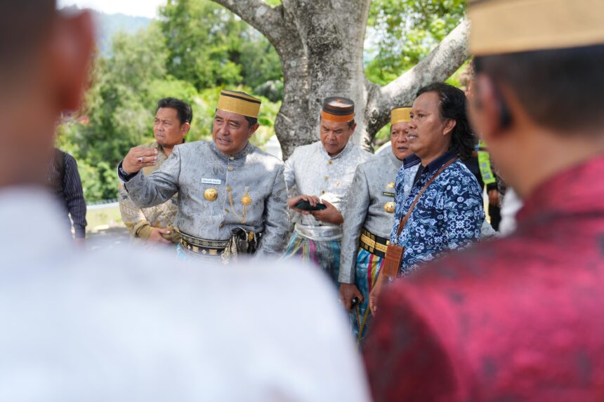 Penjabat Gubernur Sulawesi Selatan, Bahtiar Baharuddin dan Kapolda Sulsel, Irjen Pol Andi Rian Djajadi, berziarah ke makam raja-raja di Jera Lompoe, Soppeng, Selasa, 23 April 2024.