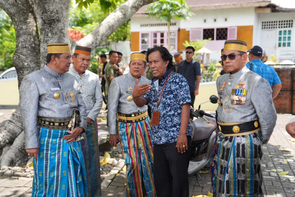 Penjabat Gubernur Sulawesi Selatan, Bahtiar Baharuddin dan Kapolda Sulsel, Irjen Pol Andi Rian Djajadi, berziarah ke makam raja-raja di Jera Lompoe, Soppeng, Selasa, 23 April 2024.