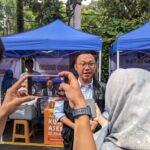 Caption: Kepala BPN Kota Depok Indra Gunawan menyambangi bazar UMKM yang berada di pelataran Kantor Pertanahan Kota Depok, Rabu 24 April 2024. (Foto BPN Kota Depok)
