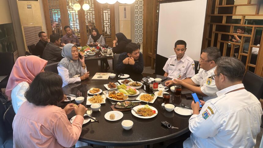 BPJS Ketenagakerjaan Jakarta Pluit menggelar kegiatan monitoring dan evaluasi bersama pihak Kecamatan Penjaringan, Jakarta Utara. Dalam kegiatan tersebut kedua belah pihak berkomitmen meningkatkan sinergi untuk perluasan perlindungan program Jaminan Sosial Ketenagakerjaan (Jamsostek) bagi pekerja di wilayah Penjaringan.