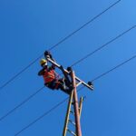 Salah seorang petugas PLN ketika melakukan perbaikan pada jaringan listrik di Pulau Tagulandang Sabtu (20/4/2024) dalam rangka proses penormalan kelistrikan pasca bencana erupsi Gunung Ruang. Foto: Dok PLN