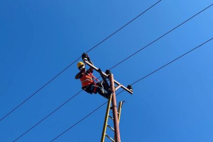 Salah seorang petugas PLN ketika melakukan perbaikan pada jaringan listrik di Pulau Tagulandang Sabtu (20/4/2024) dalam rangka proses penormalan kelistrikan pasca bencana erupsi Gunung Ruang. Foto: Dok PLN