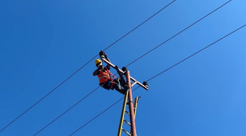 Salah seorang petugas PLN ketika melakukan perbaikan pada jaringan listrik di Pulau Tagulandang Sabtu (20/4/2024) dalam rangka proses penormalan kelistrikan pasca bencana erupsi Gunung Ruang. Foto: Dok PLN