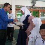 Wali Kota Jakarta Timur, M. Anwar (jaket biru) memberikan santunan ke 40 anak yatim dan bantuan beras untuk kaum dhuafa dalam Safari Jumat di Masjid Baiturrahim, Jalan Kampung Jembatan, Kelurahan Penggilingan, Kecamatan Cakung, Jumat (26/4). Foto: Ist