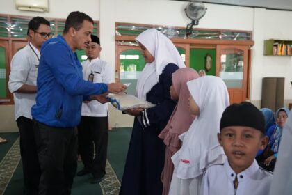 Wali Kota Jakarta Timur, M. Anwar (jaket biru) memberikan santunan ke 40 anak yatim dan bantuan beras untuk kaum dhuafa dalam Safari Jumat di Masjid Baiturrahim, Jalan Kampung Jembatan, Kelurahan Penggilingan, Kecamatan Cakung, Jumat (26/4). Foto: Ist