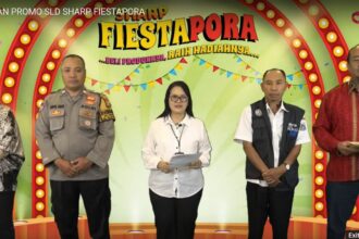 Perwakilan Sharp bersama pejabat daerah setempat menyaksikan program pengundian program Sharp Fiestapora