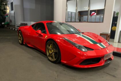 Salah satu mobil mewah merk Ferrari sport yang diduga milik Harvey Moeis telah disita oleh penyidikan pidana khusus Kejaksaan Agung. Foto: Yudha Krastawan/ipol.id