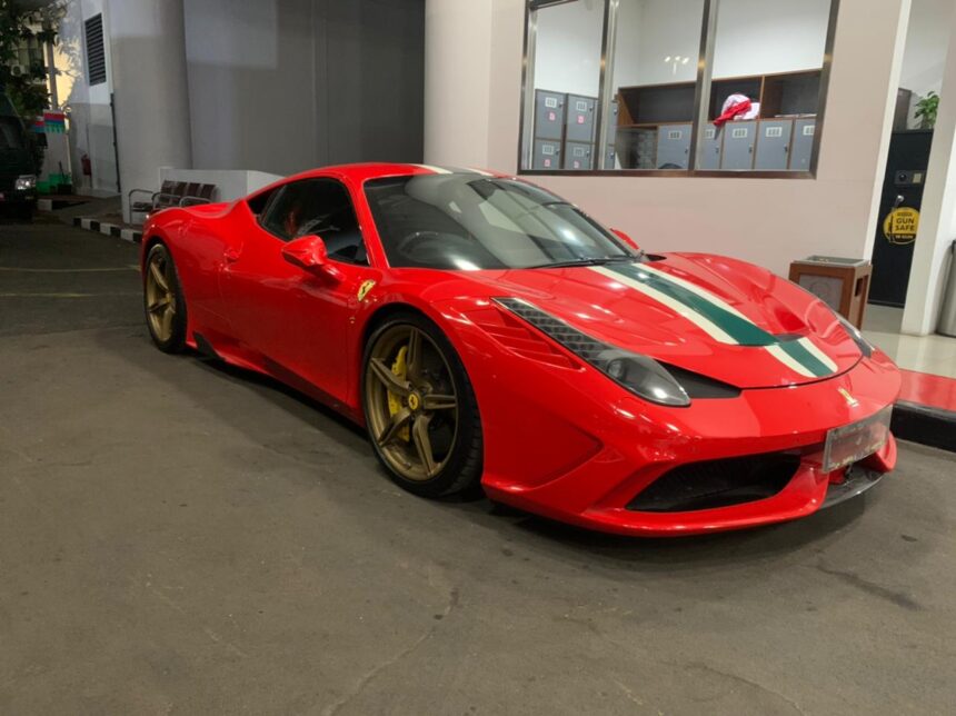 Salah satu mobil mewah merk Ferrari sport yang diduga milik Harvey Moeis telah disita oleh penyidikan pidana khusus Kejaksaan Agung. Foto: Yudha Krastawan/ipol.id