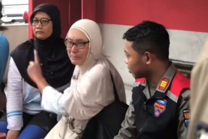 Emak-emak viral memaksa minta sedekah diamankan oleh Satpol PP Kota Bogor dan Dinas Sosial Kota Bogor. Foto: IG, @infodepok_id (tangkap layar)