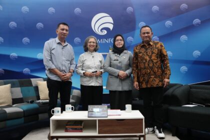 Harniati, Direktur Kerja Sama HAM, Kementerian Hukum & HAM (kanan-tengah), Royanto Purba, Ketua FSP Kerah Biru - SPSI (kiri) dan Eri Trinurini Adhi, Pengurus Yayasan Bina Swadaya (kiri-tengah). Foto: kominfo