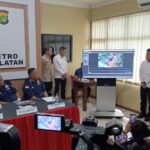 Beber sejumlah bukti, Kasat Reskrim Polres Metro Jakarta Selatan, AKBP Bintoro (kemeja putih lengan panjang) didampingi Kompol Irfan, anggota Tim Puslabfor Polri dan Dokter Forensik bersama-sama melihat rekaman CCTV atas kejadian tewasnya RA di Mapolres, Senin (29/4) siang. Foto: Joesvicar Iqbal/ipol.id