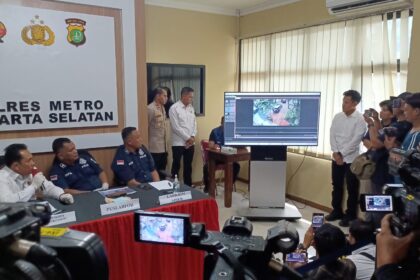 Beber sejumlah bukti, Kasat Reskrim Polres Metro Jakarta Selatan, AKBP Bintoro (kemeja putih lengan panjang) didampingi Kompol Irfan, anggota Tim Puslabfor Polri dan Dokter Forensik bersama-sama melihat rekaman CCTV atas kejadian tewasnya RA di Mapolres, Senin (29/4) siang. Foto: Joesvicar Iqbal/ipol.id