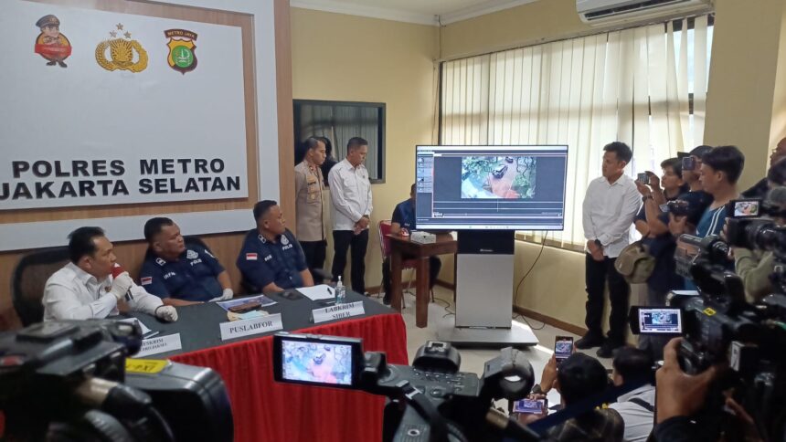 Beber sejumlah bukti, Kasat Reskrim Polres Metro Jakarta Selatan, AKBP Bintoro (kemeja putih lengan panjang) didampingi Kompol Irfan, anggota Tim Puslabfor Polri dan Dokter Forensik bersama-sama melihat rekaman CCTV atas kejadian tewasnya RA di Mapolres, Senin (29/4) siang. Foto: Joesvicar Iqbal/ipol.id