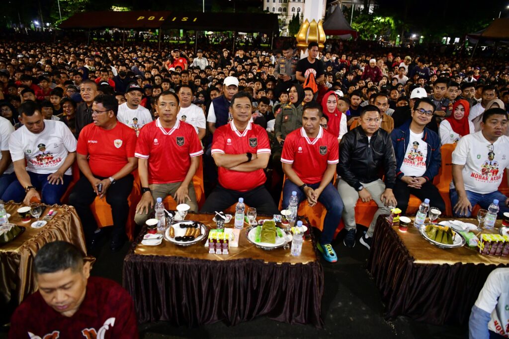 Penjabat Gubernur Sulsel Bahtiar Baharuddin bersama Pj Wali Kota Parepare Akbar Ali dan jajaran Forkopimda Parepare, nonton bareng Semi Final Piala AFC, di Lapangan Andi Makkasau Parepare, Senin, 29 April 2024