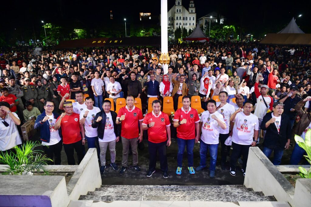 Penjabat Gubernur Sulsel Bahtiar Baharuddin bersama Pj Wali Kota Parepare Akbar Ali dan jajaran Forkopimda Parepare, nonton bareng Semi Final Piala AFC, di Lapangan Andi Makkasau Parepare, Senin, 29 April 2024