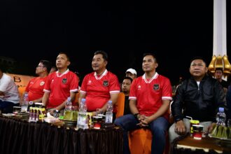 Penjabat Gubernur Sulsel Bahtiar Baharuddin bersama Pj Wali Kota Parepare Akbar Ali dan jajaran Forkopimda Parepare, nonton bareng Semi Final Piala AFC, di Lapangan Andi Makkasau Parepare, Senin, 29 April 2024