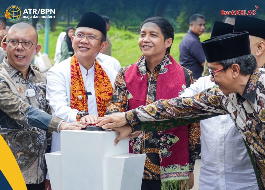 Wakil Menteri Agraria dan Tata Ruang/Wakil Kepala Badan Pertanahan Nasional (Wamen ATR/Waka BPN), Raja Juli Antoni saat meresmikan Renovasi Eksterior Kantor Pertanahan (Kantah) Kabupaten Bekasi pada Jumat (19/4/2024). Foto: Kementerian ATR/BPN