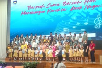 Para pengurus BPK Penabur Jakarta dan jajaran Panitia berfoto bersama para pemenang BSCF 2024. Foto/ipol