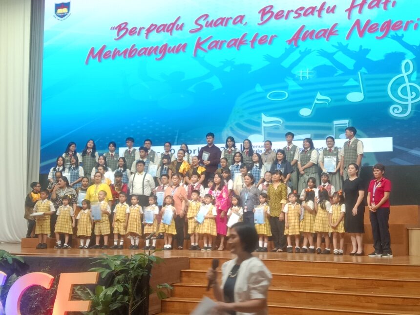 Para pengurus BPK Penabur Jakarta dan jajaran Panitia berfoto bersama para pemenang BSCF 2024. Foto/ipol