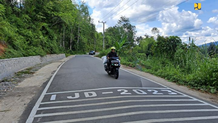 Presiden Joko Widodo (Jokowi) didampingi Menteri Pekerjaan Umum dan Perumahan Rakyat (PUPR) Basuki Hadimuljono meresmikan perbaikan 3 ruas jalan sepanjang 22,4 km yang ditangani dengan Inpres Jalan Daerah (IJD) di Provinsi Sulawesi Barat (Sulbar), Selasa (23/4/2024).