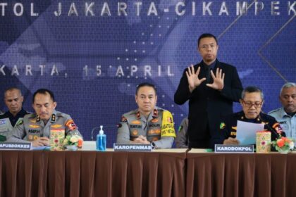 Karopenmas Divisi Humas Polri Brigjen Pol Trunoyudo Wisnu Andiko saat mengungkap penyebab kecelakaan maut di Tol Cikampek. Foto: Humas polri