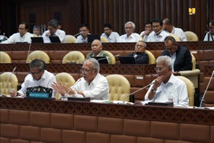 Menteri Pekerjaan Umum dan Perumahan Rakyat (PUPR) Basuki Hadimuljono didampingi para Pimpinan Tinggi Madya dan Pratama di lingkungan Kementerian PUPR, menyampaikan realisasi capaian anggaran TA 2023 dan rencana program kerja TA 2024 pada Rapat Kerja bersama Komisi V DPR RI di Jakarta, Senin (1/4/2024).