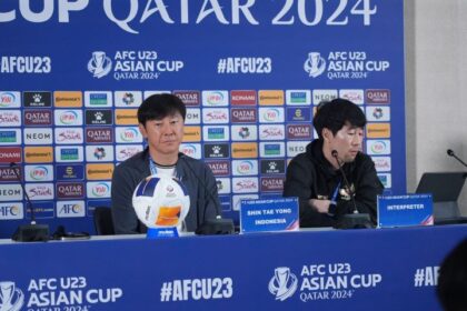 Pelatih Shin Tae-yong saat konferensi pers seusai laga Timnas Indonesia U-23 vs Qatar U-23. Foto: Ist