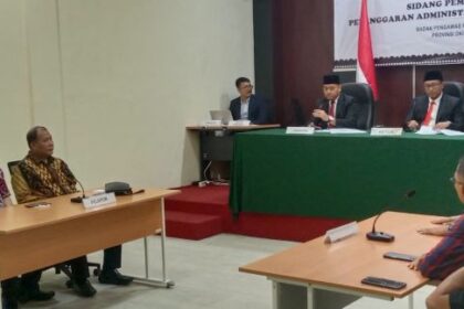 Proses sidang putusan dugaan pelanggaran administrasi di kantor Bawaslu DKI Jakarta, Rabu (3/4).(foto sofian/ipol.id)