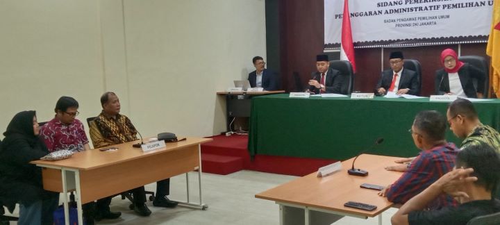 Proses sidang putusan dugaan pelanggaran administrasi di kantor Bawaslu DKI Jakarta, Rabu (3/4).(foto sofian/ipol.id)