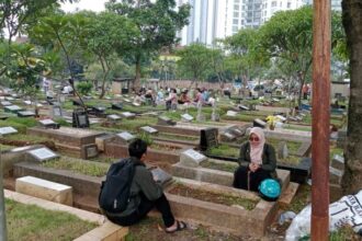 Situasi Tempat Pemakaman Umum (TPU) Menteng Pulo, Jakarta Selatan, pada hari pertama Idul Fitril 1445 H, Rabu (10/4/2024). Foto: Yudha Krastawan/ipol.id