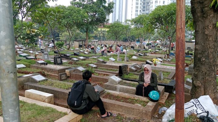 Situasi Tempat Pemakaman Umum (TPU) Menteng Pulo, Jakarta Selatan, pada hari pertama Idul Fitril 1445 H, Rabu (10/4/2024). Foto: Yudha Krastawan/ipol.id