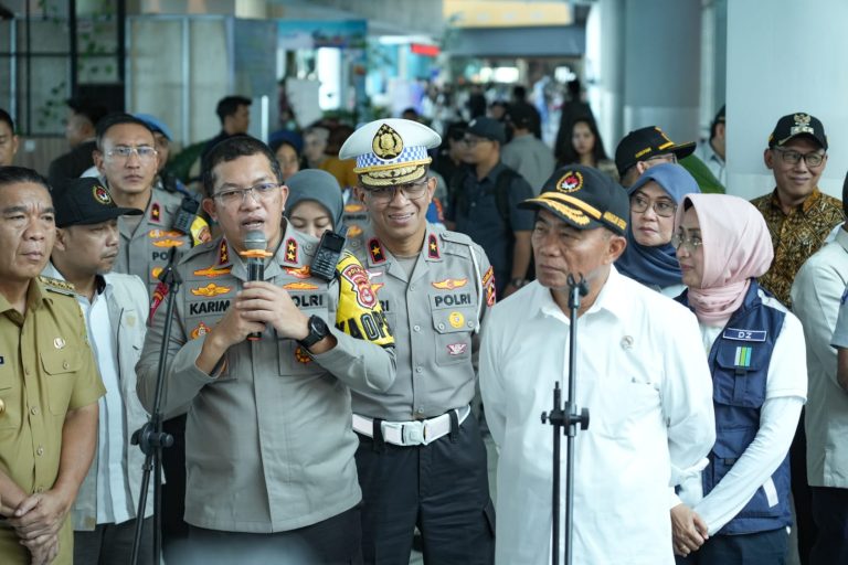 Dirregident Korlantas Polri Brigjen Pol. Yusri Yunus bersama Menteri Koordinator Pembangunan Manusia dan Kebudayaan Muhadjir Effendy, Menteri Perhubungan Budi Karya Sumadi meninjau situasi arus mudik 2024 di Pelabuhan Merak, Banten, Minggu (7/4/2024).