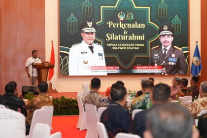 Tampak kegiatan perkenalan dan silaturahmi Pj Gubernur Bahtiar Baharuddin bersama Kepala Kejaksaan Tinggi (Kajati) Sulsel baru, Agus Salim, yang penuh kehangatan dan kegembiraan di Aula Tudang Sipulung, Kamis malam, 18 April 2024. Foto: Pemprov Sulsel
