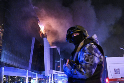 Petugas keamanan Rusia mengamankan Balai Kota Crocus, Moskow, pascaserangan teroris. Foto: Sputnik