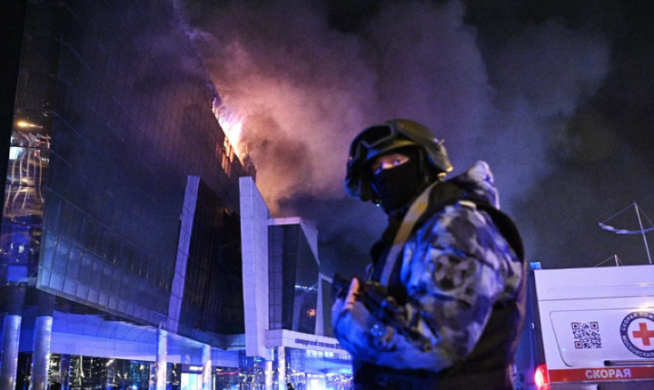 Petugas keamanan Rusia mengamankan Balai Kota Crocus, Moskow, pascaserangan teroris. Foto: Sputnik