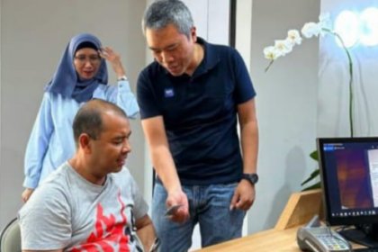 Direktur Retail Funding and Distribution BRI Andrijanto saat meninjau operasional di Branch Office BRI Jakarta Kramat Jati dan Branch Office BRI Bogor Dewi Sartika yang tetap memberikan layanan secara terbatas. Foto: Dok BRI