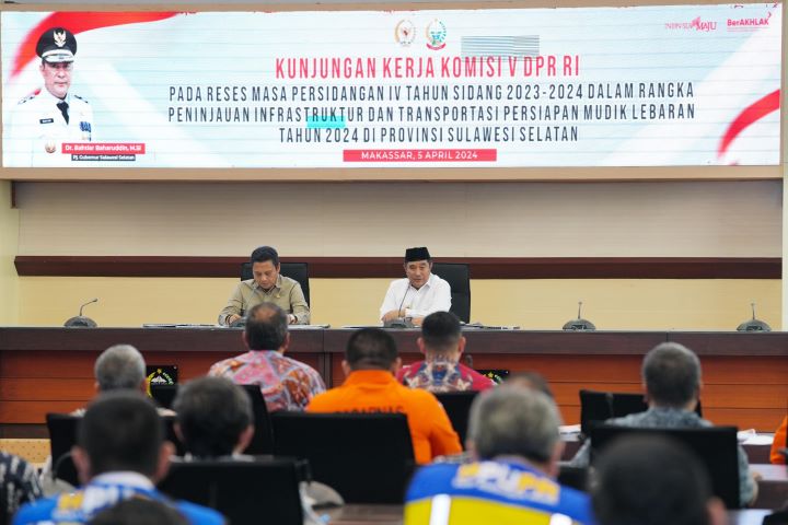 Tampak salah satu kegiatan kunjungan kerja Komisi V DPR dalam rangka peninjauan infrastruktur dan transportasi persiapan mudik lebaran tahun 2024 dilaksanakan di Provinsi Sulawesi Selatan (Sulsel), Jumat (5/4/2024). Foto: ist