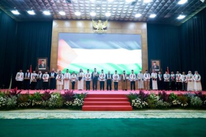 Ketua MPR Bamsoet bersama sejumlah Wakil Ketua MPR lainnya saat menerima kunjungan para Imam Palestina di Gedung Parlemen, Senin (1/4/24). Foto: Ist