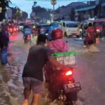 Sejumlah pengendara motor mengalami mogok hingga harus didorong warga sekitar di pertigaan Hek di Jalan Raya Bogor, Kramat Jati, Jakarta Timur, pada Rabu (3/4) sore. Foto: Ist
