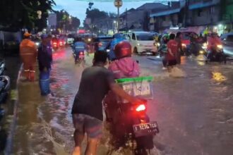 Sejumlah pengendara motor mengalami mogok hingga harus didorong warga sekitar di pertigaan Hek di Jalan Raya Bogor, Kramat Jati, Jakarta Timur, pada Rabu (3/4) sore. Foto: Ist