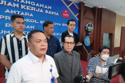 (Kiri-kanan) Kepala Biro Humas dan Protokol BNN RI, Brigjen Pol Sulistyo Pudjo Hartono bersama Direktur Yayasan Rumah Film Indonesia, Hevizon Yulis usai Penandatanganan Perjanjian Kerja Sama (PKS) antara Biro Humas dan Protokol Settama BNN RI dengan Yayasan Rumah Film Indonesia (YARFI), Rabu (3/4) sekitar pukul 16.30 WIB di Ruang Mohammad Hatta, Gedung BNN, Cawang, Jakarta Timur. Foto: Joesvicar Iqbal/ipol.id