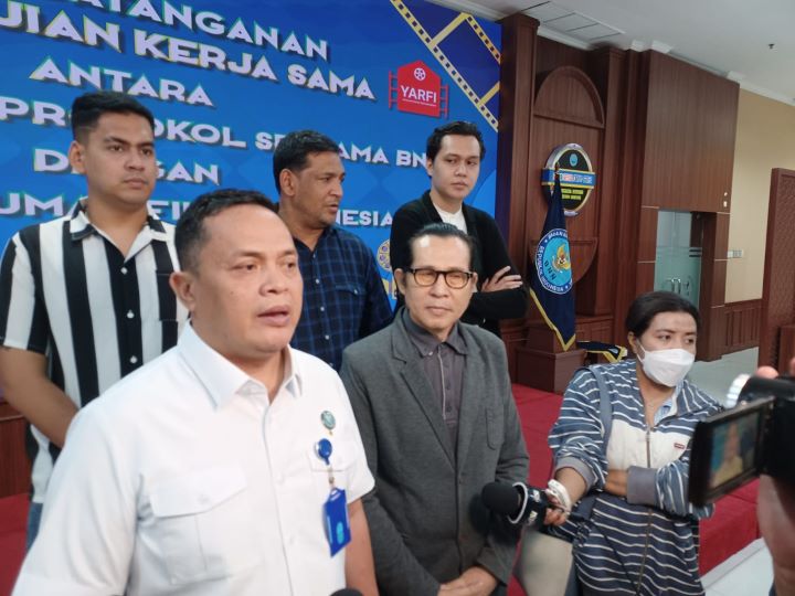 (Kiri-kanan) Kepala Biro Humas dan Protokol BNN RI, Brigjen Pol Sulistyo Pudjo Hartono bersama Direktur Yayasan Rumah Film Indonesia, Hevizon Yulis usai Penandatanganan Perjanjian Kerja Sama (PKS) antara Biro Humas dan Protokol Settama BNN RI dengan Yayasan Rumah Film Indonesia (YARFI), Rabu (3/4) sekitar pukul 16.30 WIB di Ruang Mohammad Hatta, Gedung BNN, Cawang, Jakarta Timur. Foto: Joesvicar Iqbal/ipol.id