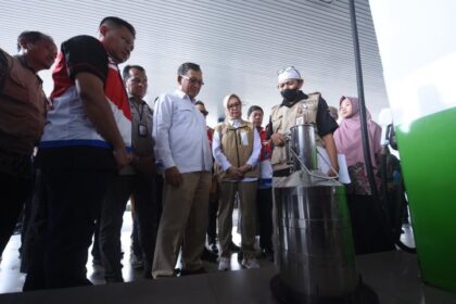 Menteri ESDM Arifin Tasrif dan Kepala BPH Migas Erika Retnowati didampingi Direktur Logistik & Infrastruktur Pertamina Persero Alfian Nasution melakukan Sidak Uji Takar BBM jenis Dexlite di SPBU Pertamina Ngagel 54.601.100, pada Kamis (4/4/2024). Foto: Ist