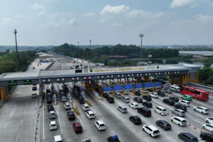Tampak Gerbang Tol Cikampek Utama pada H-1 Lebaran. Foto: JM