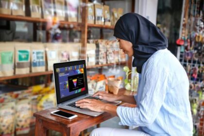 Kegiatan Kelas Gratis Digital Marketing: “Optimalisasi Penjualan melalui Social Media & E-Commerce, Tingkatkan Penghasilan Tiap Bulannya” dilaksanakan secara daring beberapa waktu lalu. Foto: Telkom Indonesia