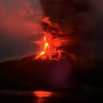 Kondisi Gunungapi Ruang kembali melontarkan lava pijar. Gunungapi naik status menjadi level IV atau 'Awas' per hari ini, Selasa (30/4) pukul 01.30 WITA. Foto: Ist